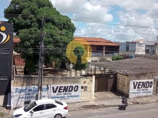 Casa à venda na Av. Tancredo Neves